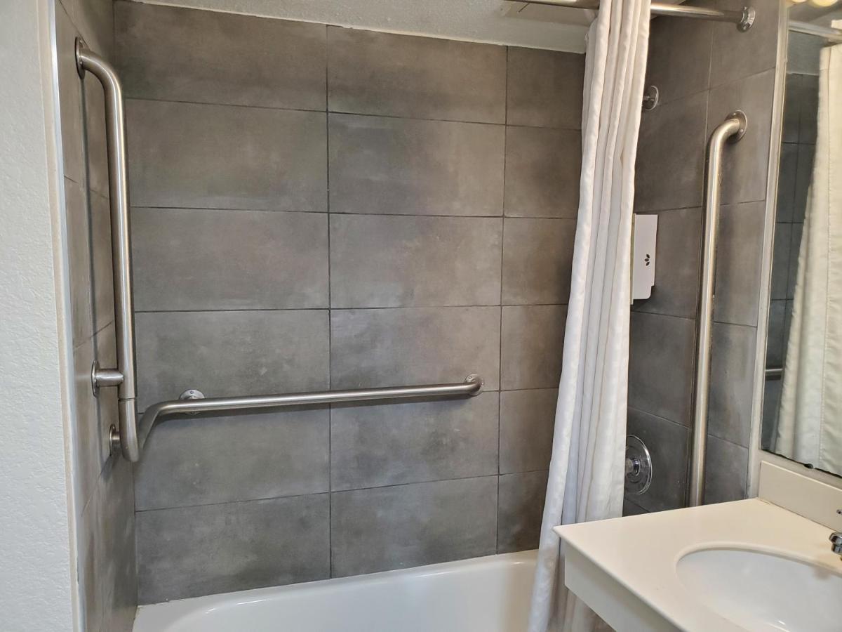 Hotel Budget Host Inn- Medical Center 2*